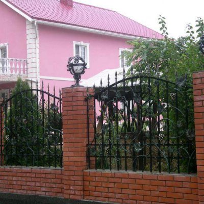 Светильники на кирпичных столбах
