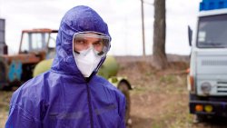 В Луганской области на блокпостах спасатели проводят дезинфекцию транспортных средств